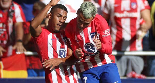 Un Atleti con traje de Lino al que le sonríe hasta el arbitraje
