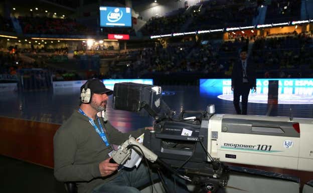 Un cámara de TVE durante la disputa de la Copa de España en el Wizink.  LNFS