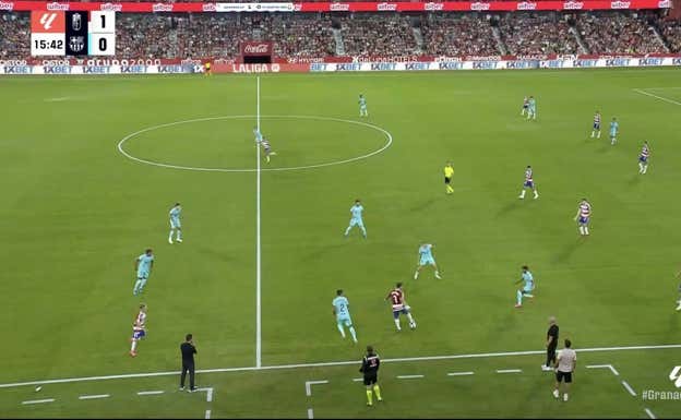 El Barça rodea al poseedor de la pelota sin agresividad, dejando pases claros dentro que permiten al rival progresar.