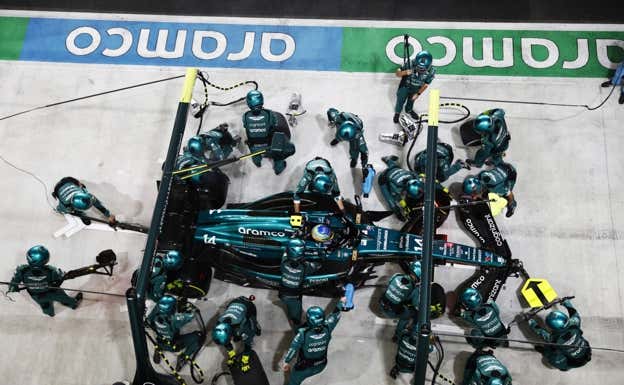 Fernando Alonso, durante una parada en boxes en el GP de Catar 2023.  Aston Martin