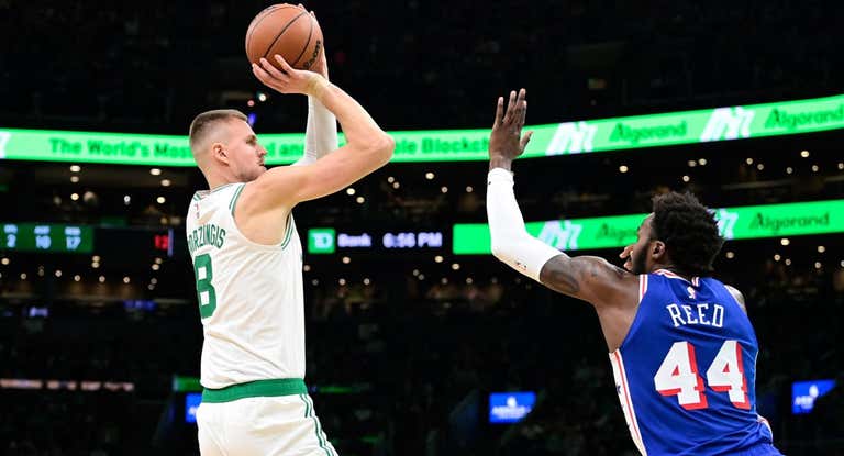 Porzingis lanzando a canasta en su debut con Boston Celtics.