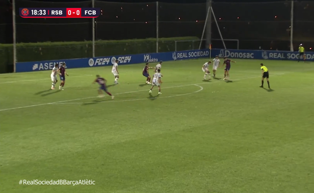 Bernal pisando el área contraria y picando la pelota por encima del rival.  WYSCOUT