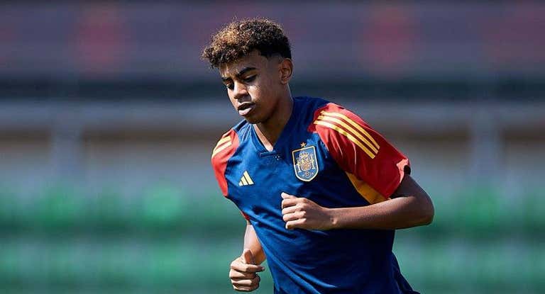 Lamine Yamal en un entrenamiento con la Selección.