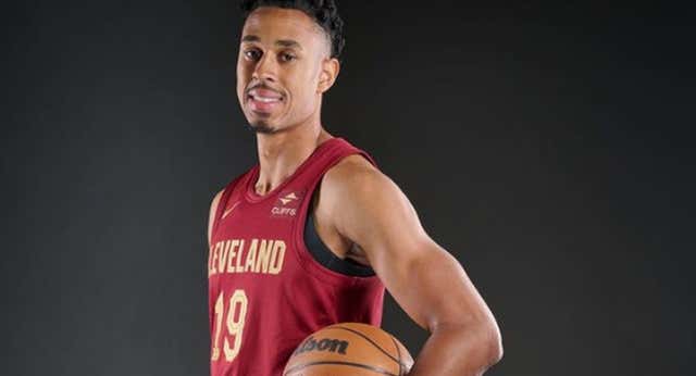 Un trozo de pollo casi le cuesta la vida y ahora trata de encontrar su sitio en la NBA