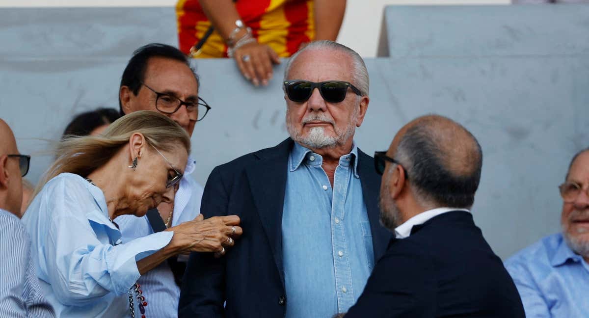 De Laurentiis en el palco del Diego Armando Maradona. /REUTERS