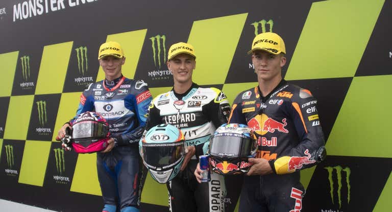 De izq. a der: Scott Ogden, Jaume Masiá y Dani Holgado, en el podio del GP de Gran Bretaña 2023 de Moto3.