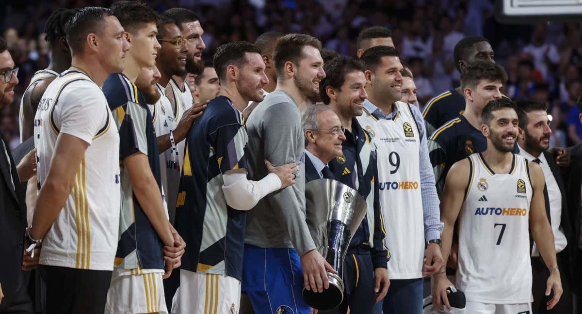 Luka Doncic posa junto a Florentino Pérez y sus excompañeros con la última Euroliga que ganó en el Real Madrid. /EFE