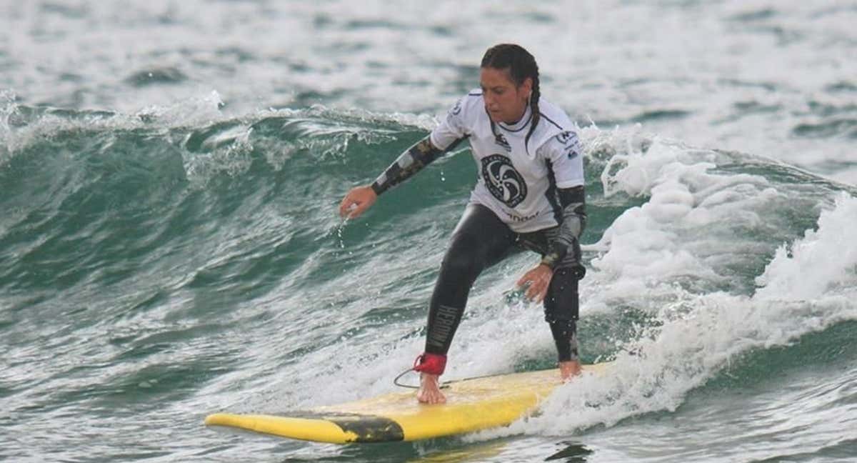 Mireia Cabañes, campeona de Europa de surf adaptado y concursante en 'El Conquistador'.