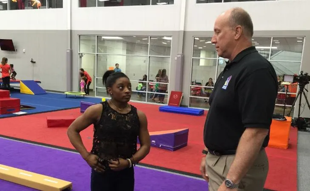 Robert Andrews, con Simone Biles. ROBERT ANDREWS