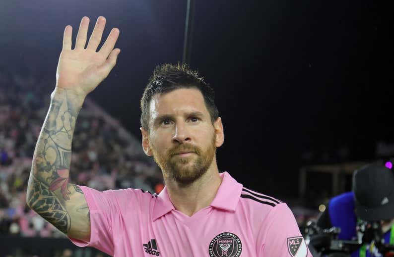 La faceta del Messi 'profesor' con sus compañeros