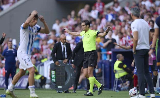 Munuera Montero no pitó la mano de Álvaro Morata en el Atlético-Real Sociedad.  EFE