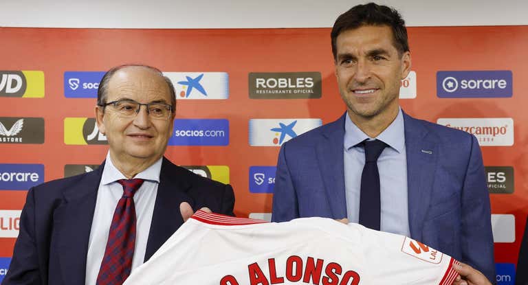 José Castro junto al nuevo entrenador, Diego Alonso.