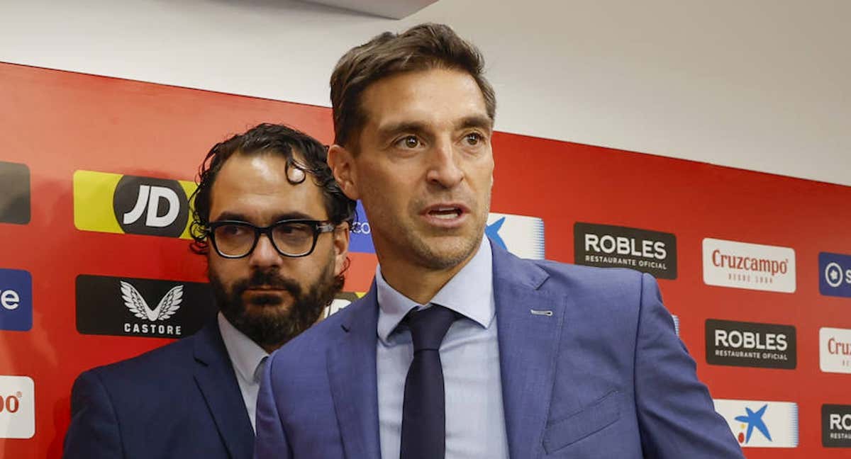 Diego Alonso y Víctor Orta durante la presentación del uruguayo./EFE