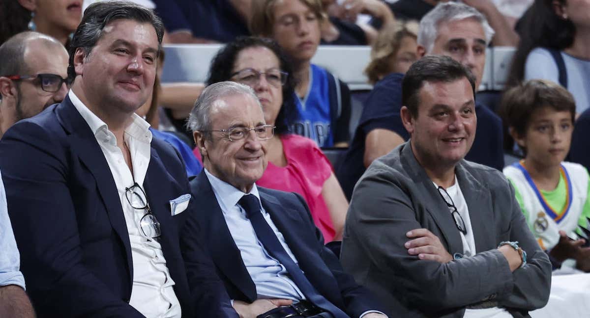 Víctor Francos durante el Real Madrid - Dallas Mavericks de baloncesto y junto a Florentino Pérez y el presidente de la Euroliga.
