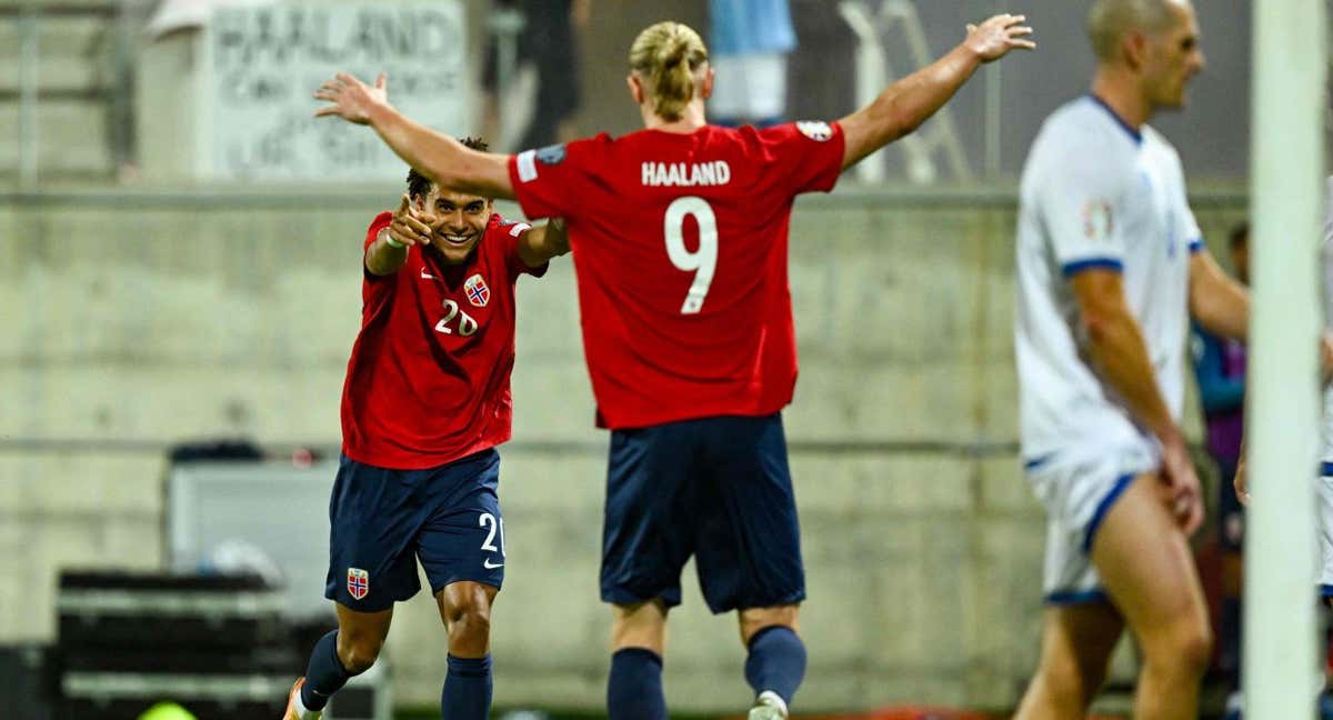 Haaland celebra uno de sus goles con Nusa.