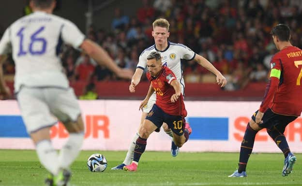 Bryan Zaragoza debutó con la Selección con el dorsal '10'.  AFP