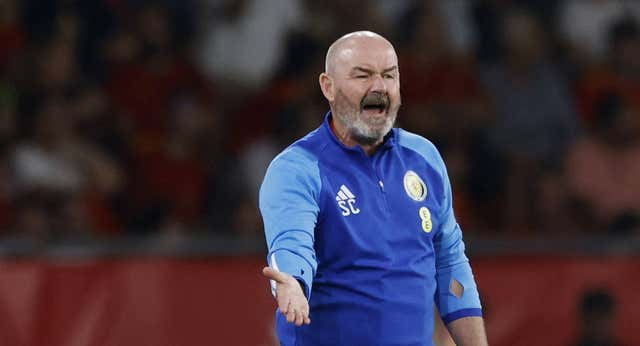 Steve Clarke, molesto por el gol anulado: “Unai Simón no lo hubiera parado”