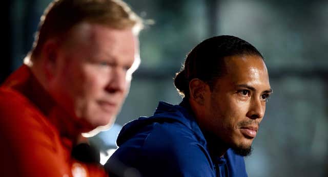 El cara a cara entre Van Dijk y un periodista por el calendario que duró un minuto y medio: “¿Te bajarías el sueldo un 10%?”