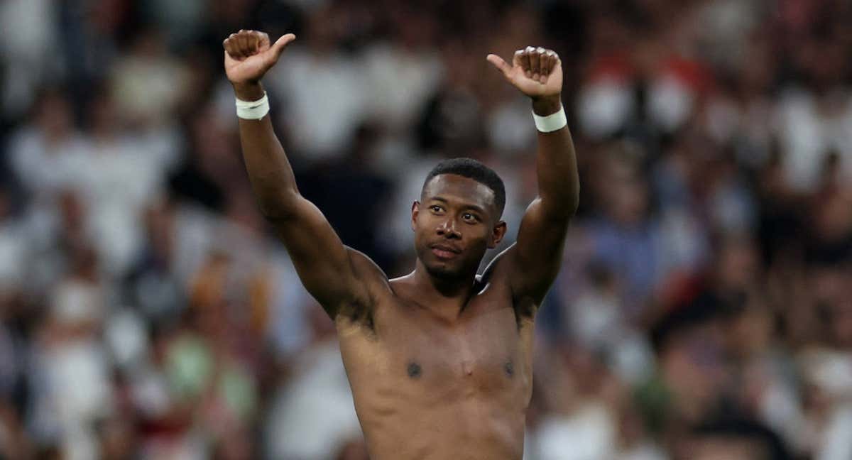 David Alaba saluda al público del Bernabéu tras un partido del Real Madrid.