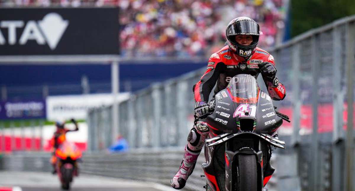 Aleix Espargaró entrando a boxes. /MotoGP