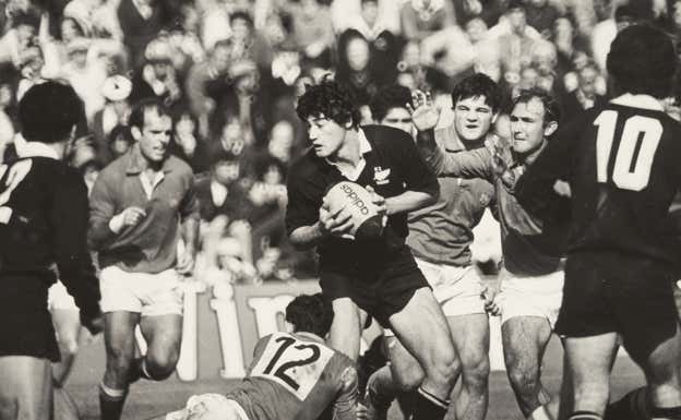Un jugador maorí controla la pelota ante la presión de los españoles Álvaro García Pelayo/Archivo