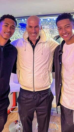 Jude y Jobe Bellingham en la final de Champions de 2022 junto a Zidane.