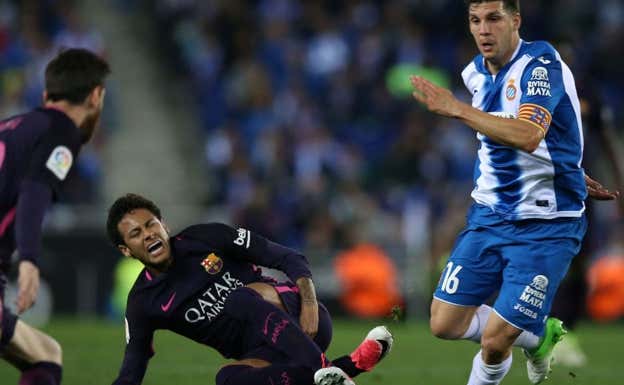 Javi López en un partido ante el Barça en Cornellà.  REUTERS