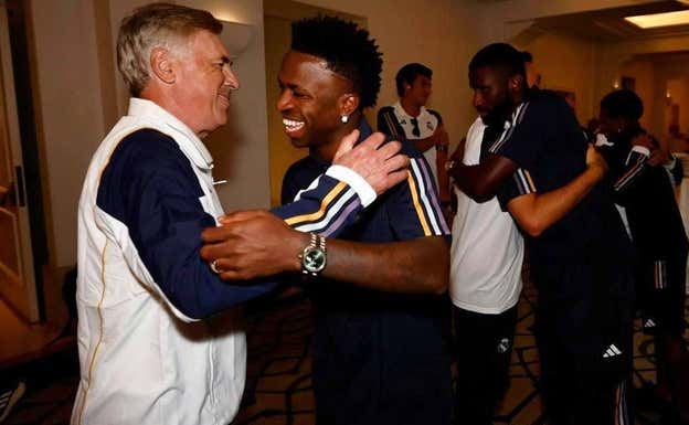 Vinicius abraza a Carlo Ancelotti en la última pretemporada.  INSTAGRAM