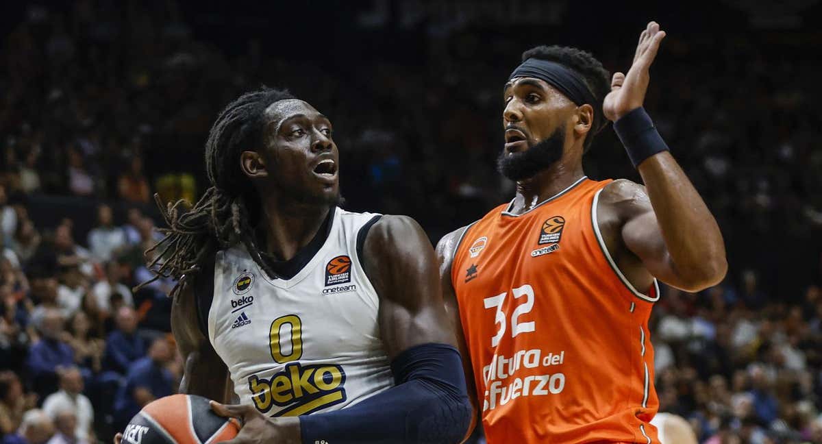 Brandon Davies ante Motley, durante el choque de este viernes ante el Fenerbahçe.