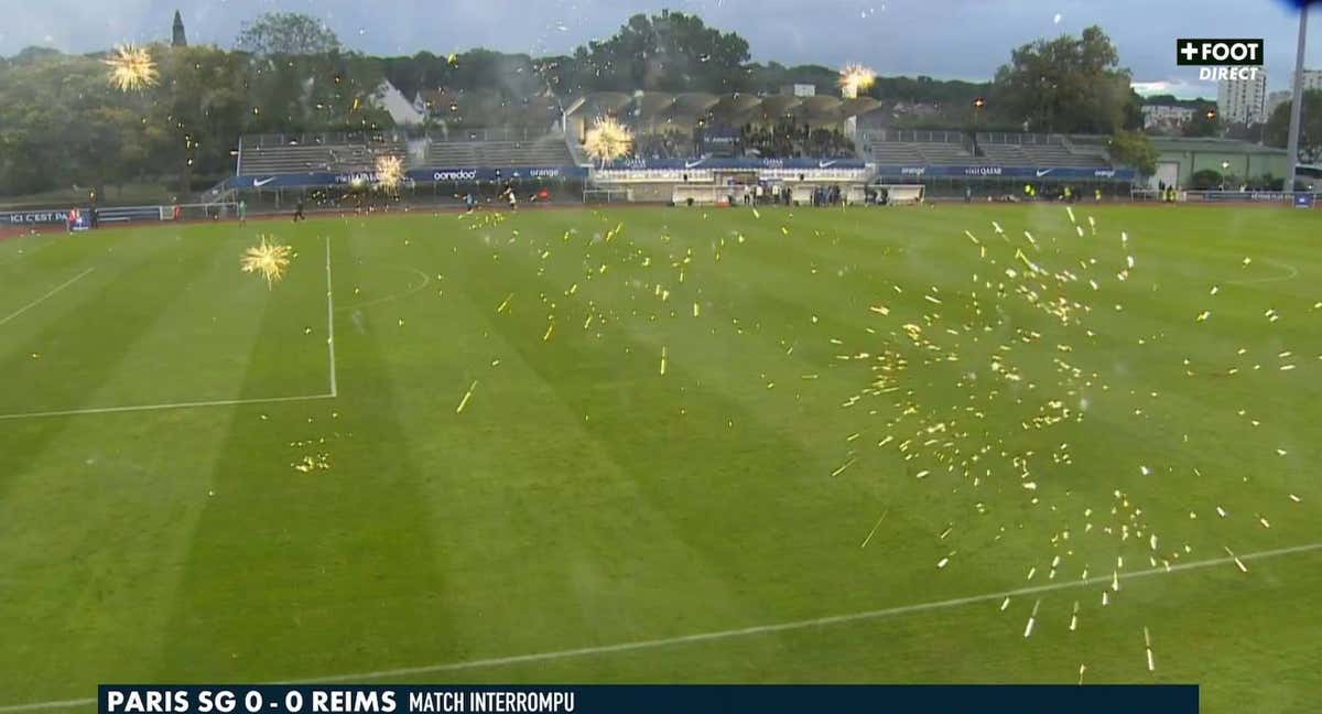 El momento en el que el partido se suspende por el lanzamiento de los fuegos artificiales./Canal+