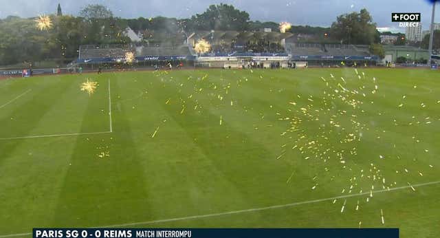 Impactante imagen en el PSG – Reims, suspendido por el lanzamiento de fuegos artificiales: «Tenemos más miedo que dolor»