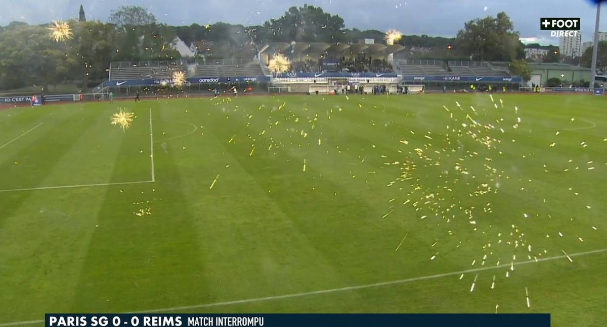 El momento en el que el partido se suspende por el lanzamiento de los fuegos artificiales.