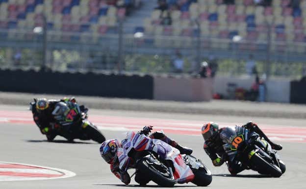 Jorge Martín, delante de Marco Bezzecchi y Luca Marini, en el GP de Indonesia 2023.  EFE