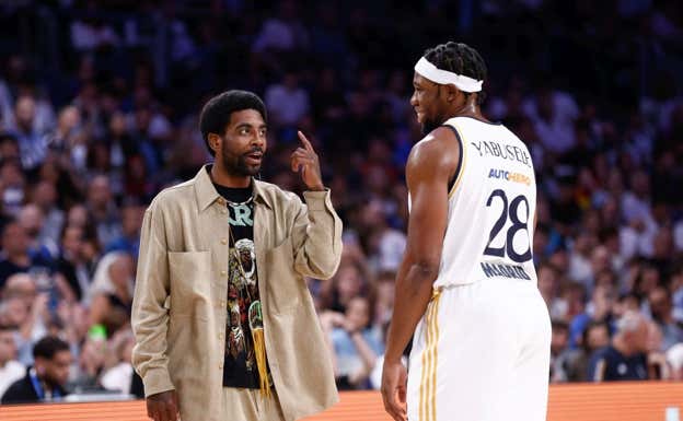 Kyrie Irving se saluda con Yabusele durante el partido.  EP