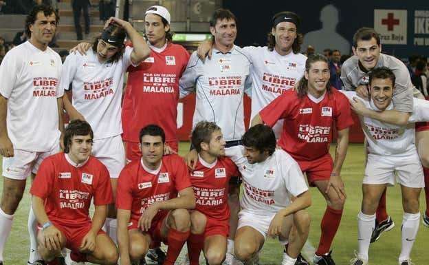 Arriba: Miguel Ángel Nada, Rafa Nadal, Feliciano López, Abbondanzieri, Carlos Moyá, Iker Casillas, Fabio Cannavaro, Sergio Ramos, Raúl González, Álvaro Bautista, Óscar Pereiro y Fernando Alonso.  REUTERS