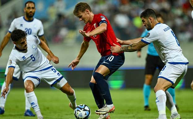Odegaard, rodeado de rivales de Chipre en el último partido con Noruega.  AFP