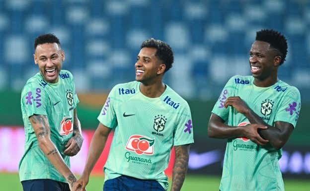 Rodrygo junto a Neymar y Vinicius durante un entrenamiento.  EFE