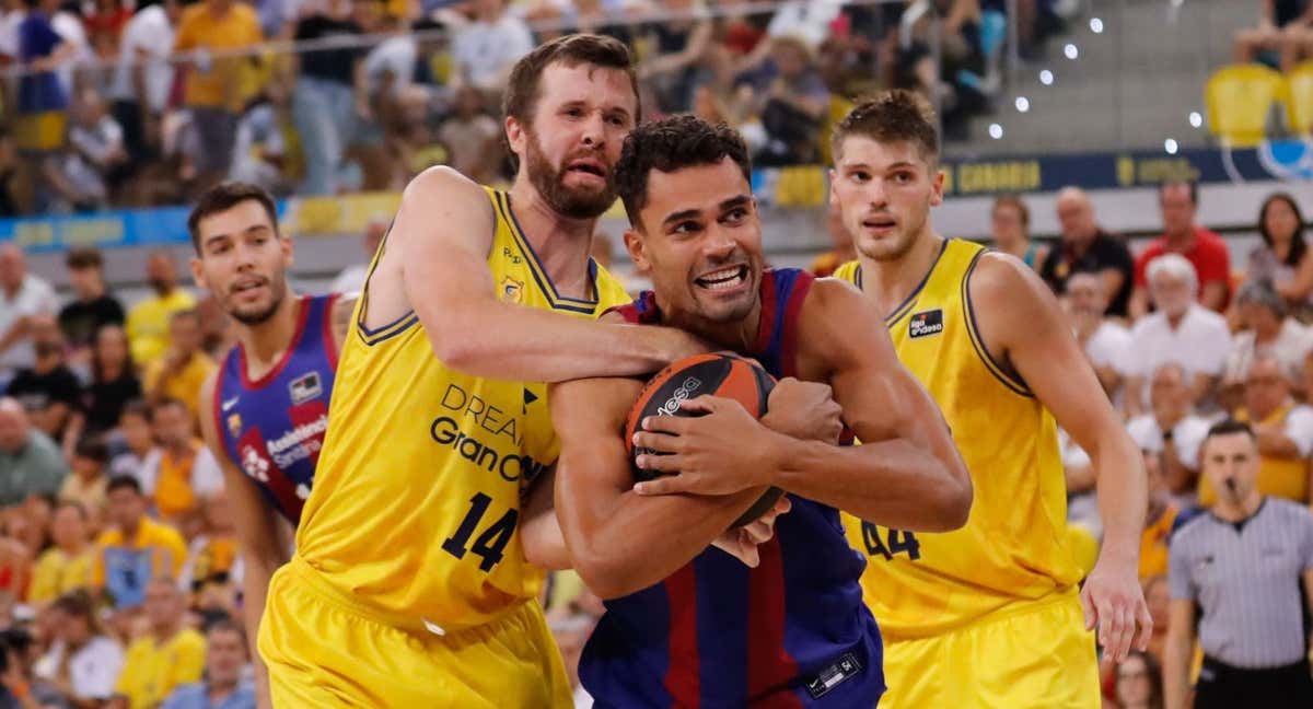 Óscar Da Silva se lleva un balón en el partido ante Gran Canaria./EFE