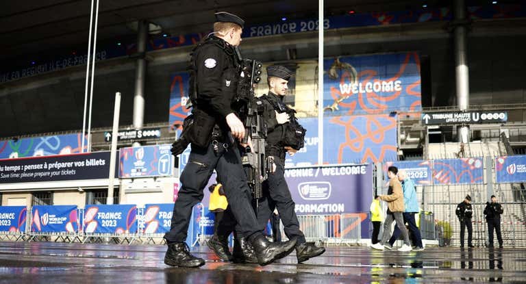 Policías franceses en los alrededores del Stade de France.