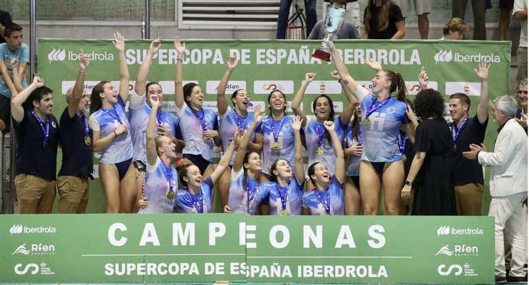 El Astralpool CN Sabadell celebra su 12º título de la Supercopa de España.