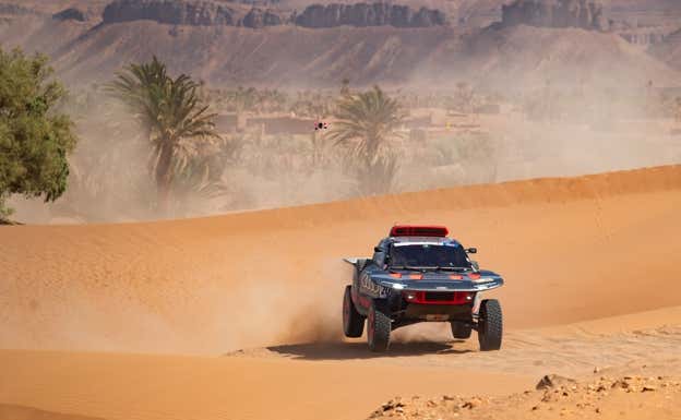 Carlos Sainz y Lucas Cruz, durante la segunda especial del Rally de Marruecos 2023.  A.S.O / DPPI / J.Delfosse