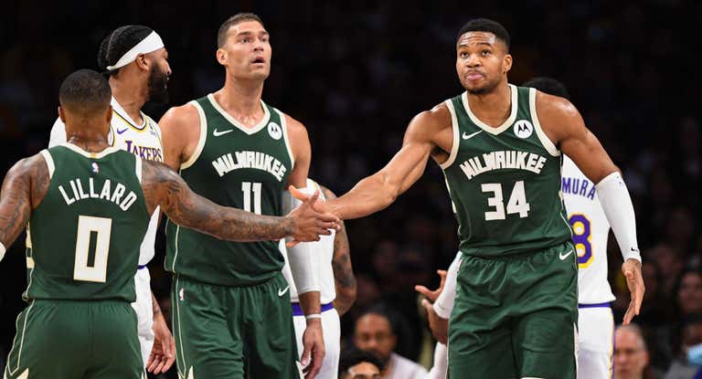 Antetokounmpo felicita a Lillard tras una canasta del base.