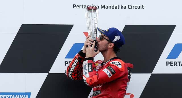 Caída de su rival y victoria con remontada brutal: la moral del campeón Bagnaia gira 180º en 24 horas