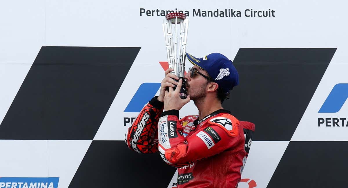 Pecco Bagnaia celebra su victoria en el GP de Indonesia 2023 de MotoGP.