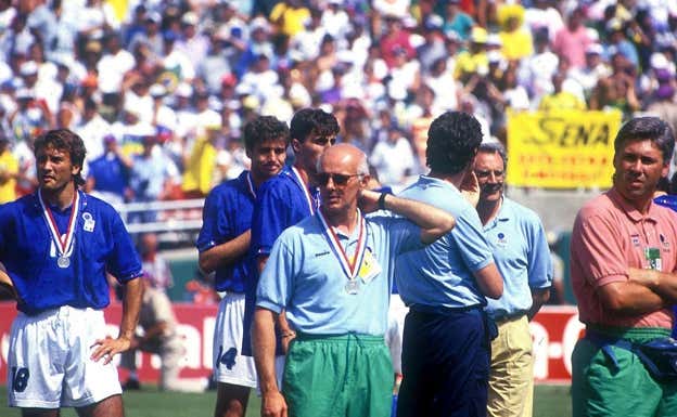 Sacchi, en un primer plano, y Ancelotti, a la derecha, en el Mundial de EEUU 94. Getty
