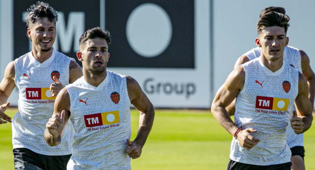 Los jugadores del Valencia en un ejercicio. /Valencia C.F