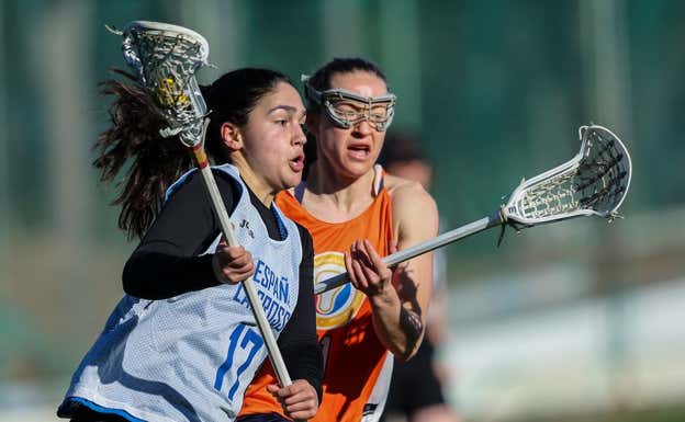 Jugadora de la selección española de lacrosse con la bola en su poder. WORLD LACROSSE