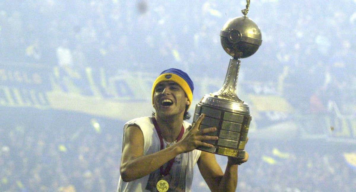 Riquelme levanta el trofeo de la Copa Libertadores en 2001 con Boca Juniors.