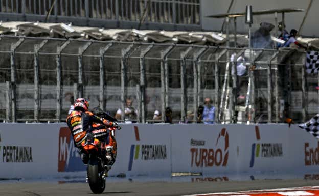 Pedro Acosta hace un caballito al entrar en meta durante el GP de Indonesia de Moto2 2023.  EP