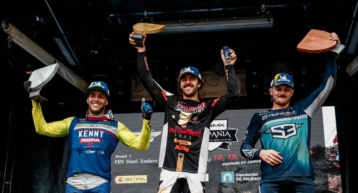 El podio final de Hispania 24MX, con Mario Román y Manuel Lettenbichler.